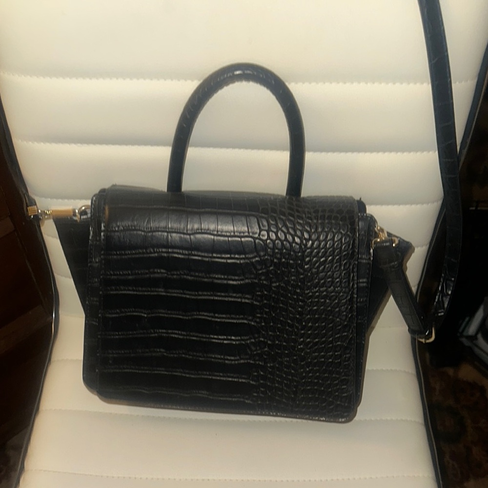 Elegant Black Crocodile-Embossed Handbag - Picture 1 of 4
